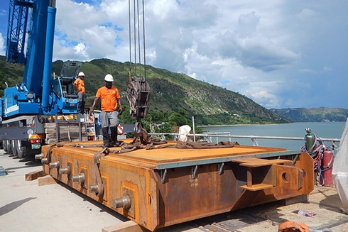 Operarios sujetando estructura metálica a grúa. Industria y comercio - Banco Interamericano de Desarrollo - BID 