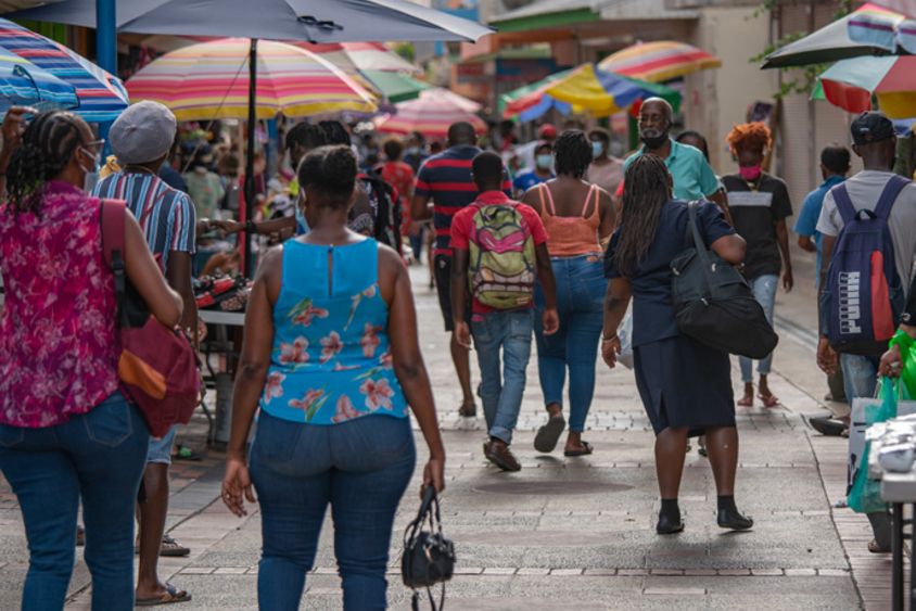 Mujeres capacitándose en manejo de máquina de coser. Inclusión y desarrollo social - Banco Interamericano de Desarrollo - BID 
