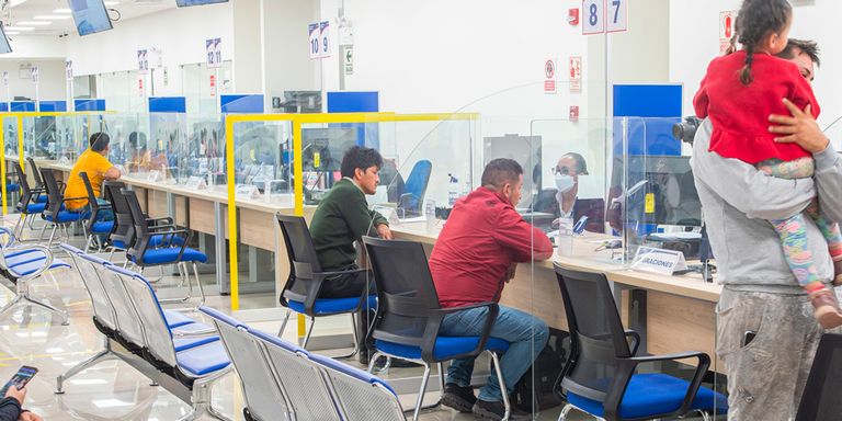 Personas en centro de atención al usuario. Reforma y Modernización del estado - Banco Interamericano de Desarrollo - BID 