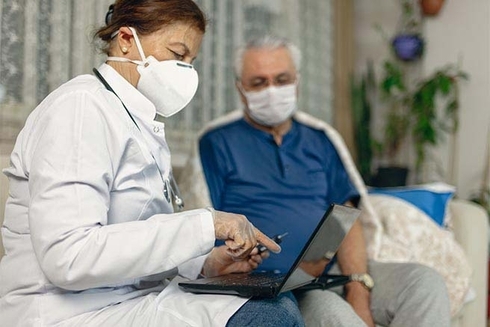 A doctor and a patient using a laptop. Healthcare - Inter-American Development Bank - IDB